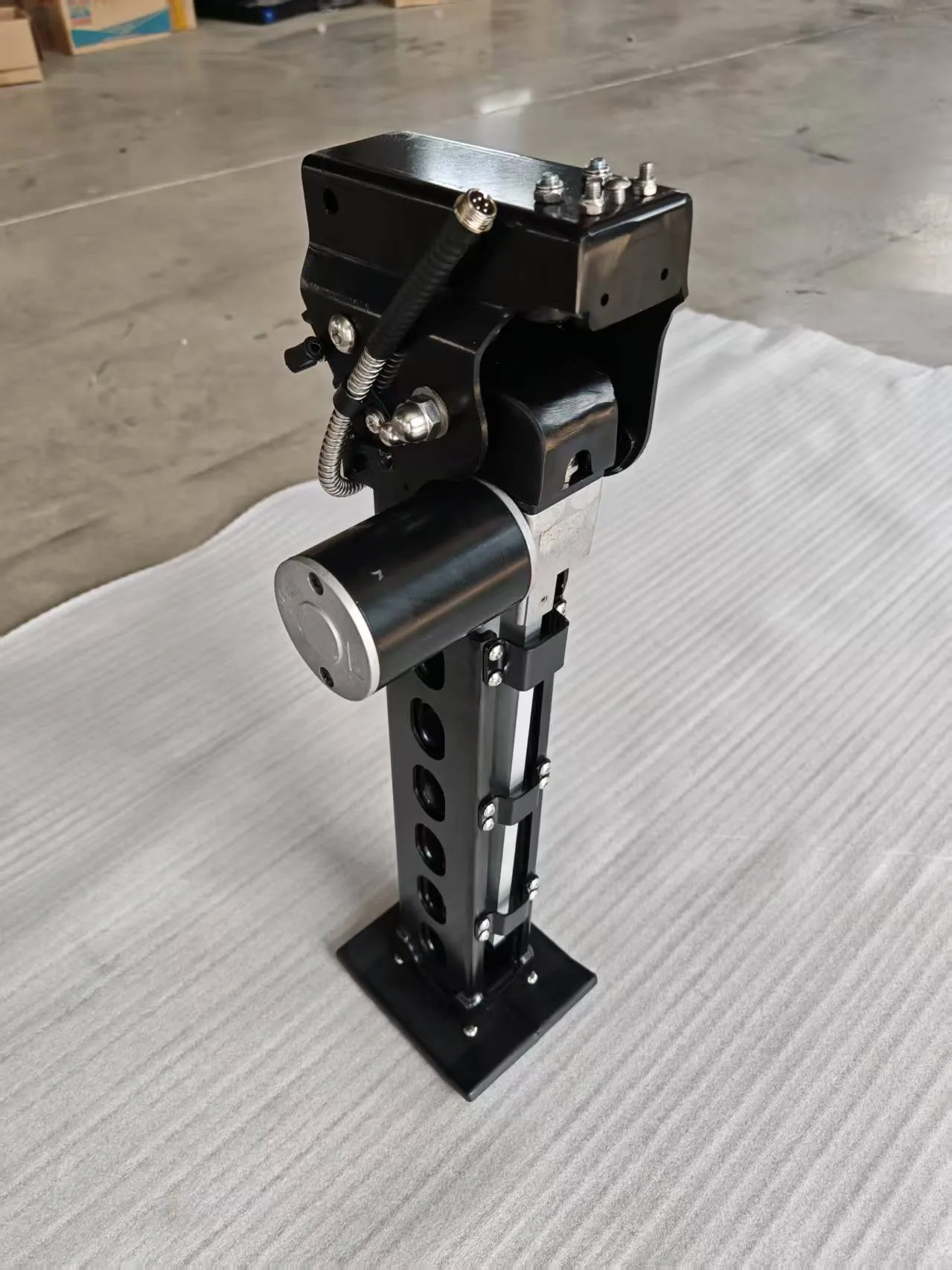 AOZI 12V Four-Leg Sensor-Based Automatic Leveling & Stabilization System — Deployed drive-end angle