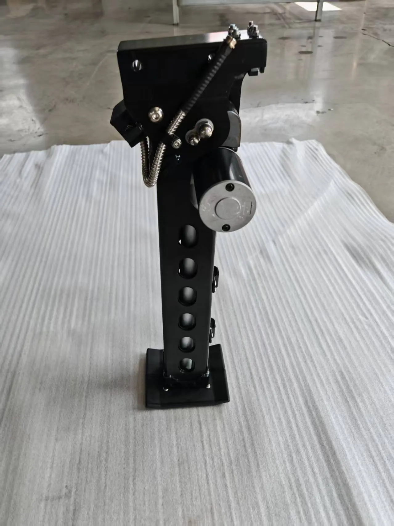 AOZI 12V Four-Leg Sensor-Based Automatic Leveling & Stabilization System — Deployed front view