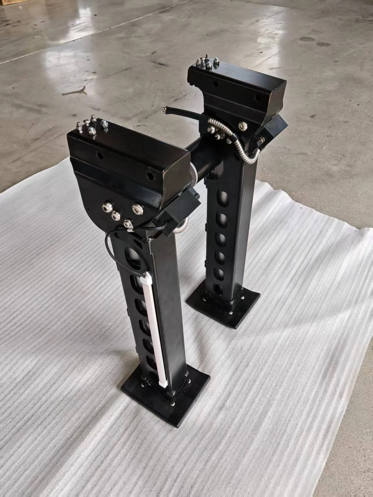 AOZI 12V Four-Leg Sensor-Based Automatic Leveling & Stabilization System — Two-leg deployed reference
