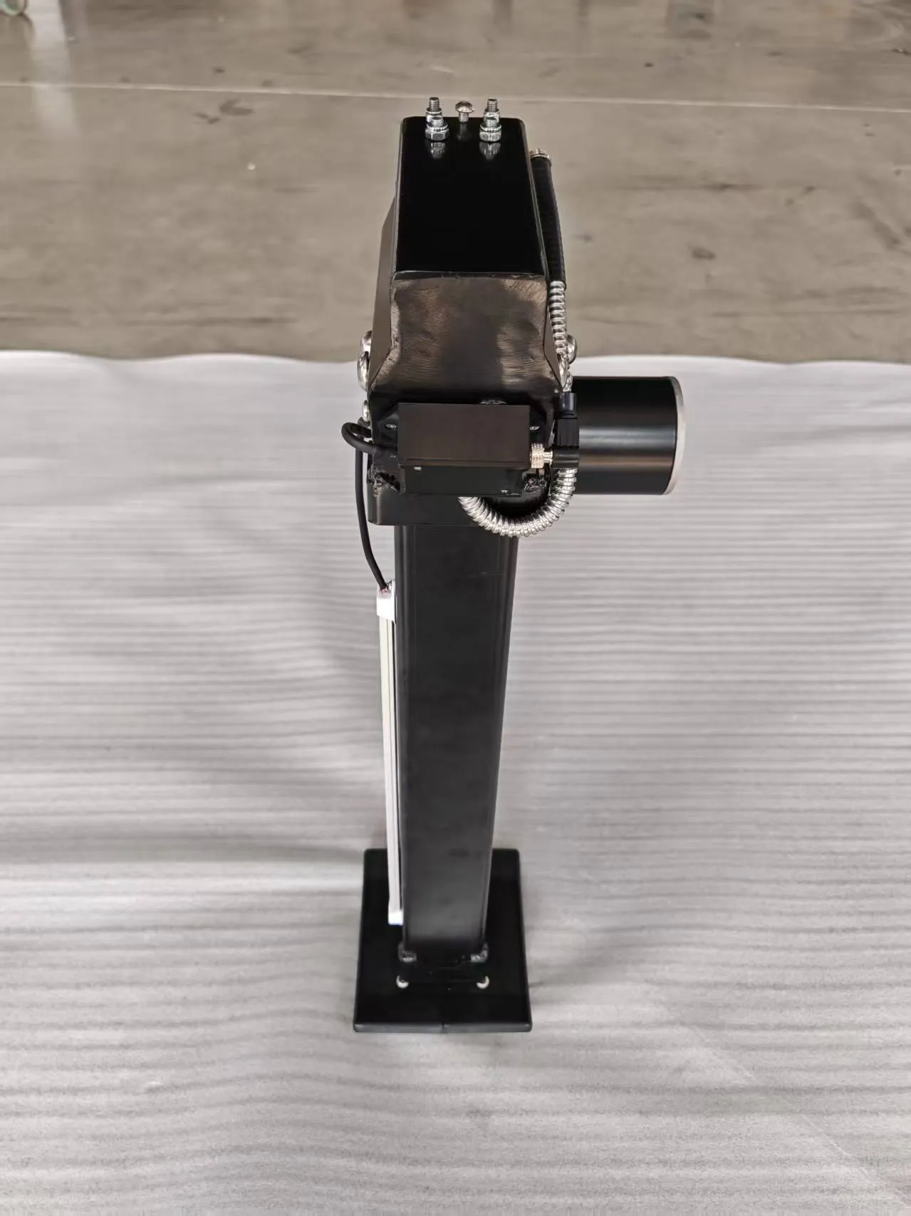 AOZI 12V Four-Leg Sensor-Based Automatic Leveling & Stabilization System — Deployed side view
