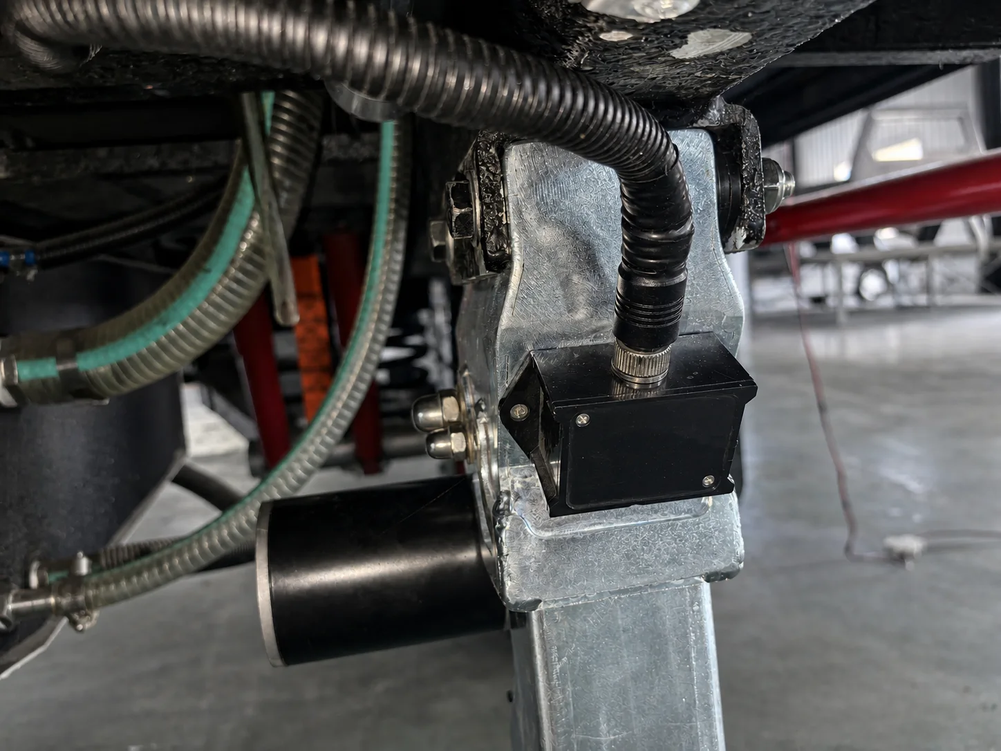 AOZI 12V Four-Leg Sensor-Based Automatic Leveling & Stabilization System — Electrical connector and protected wiring
