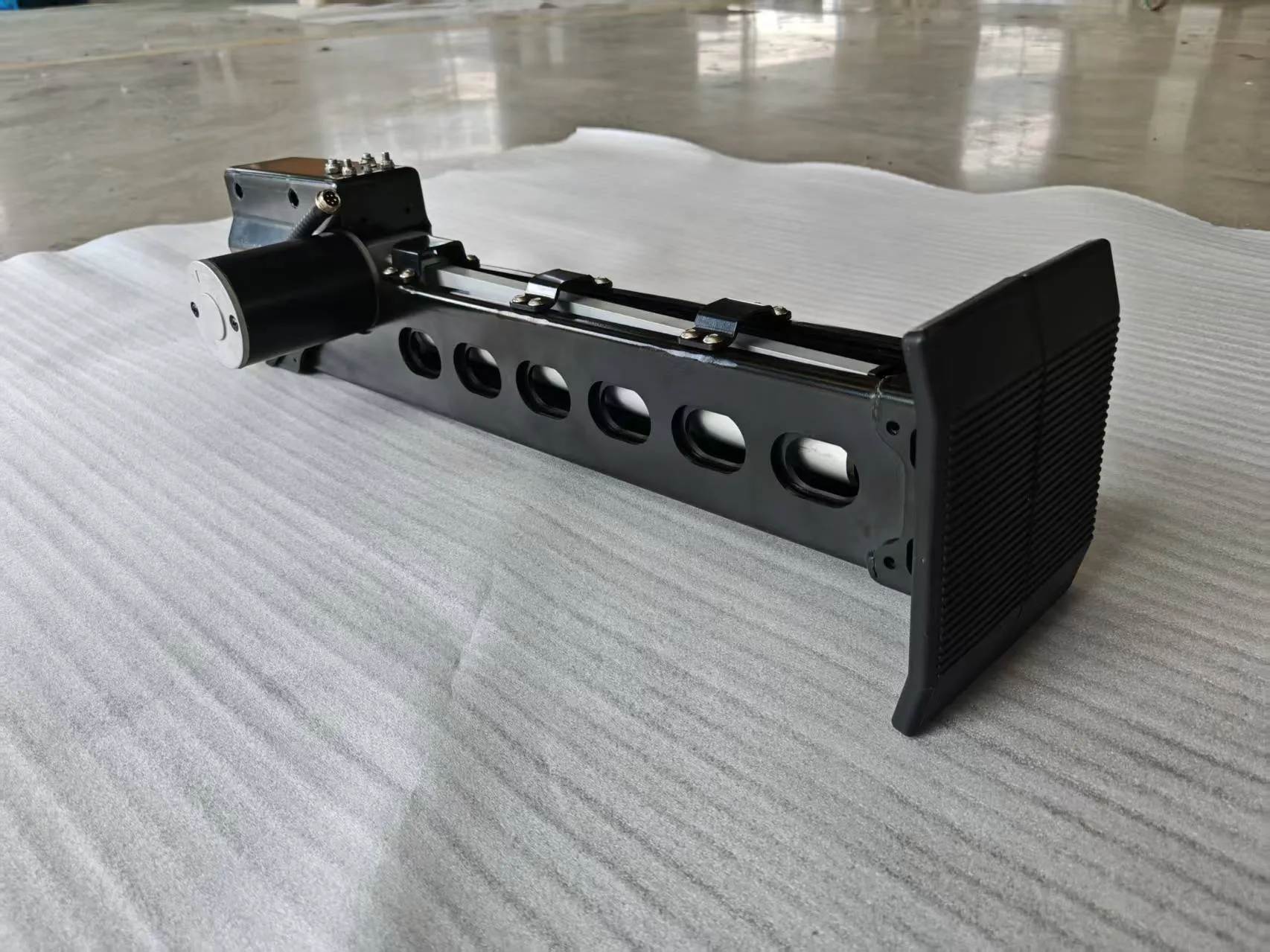 AOZI 12V Four-Leg Sensor-Based Automatic Leveling & Stabilization System — Retracted drive-end angle