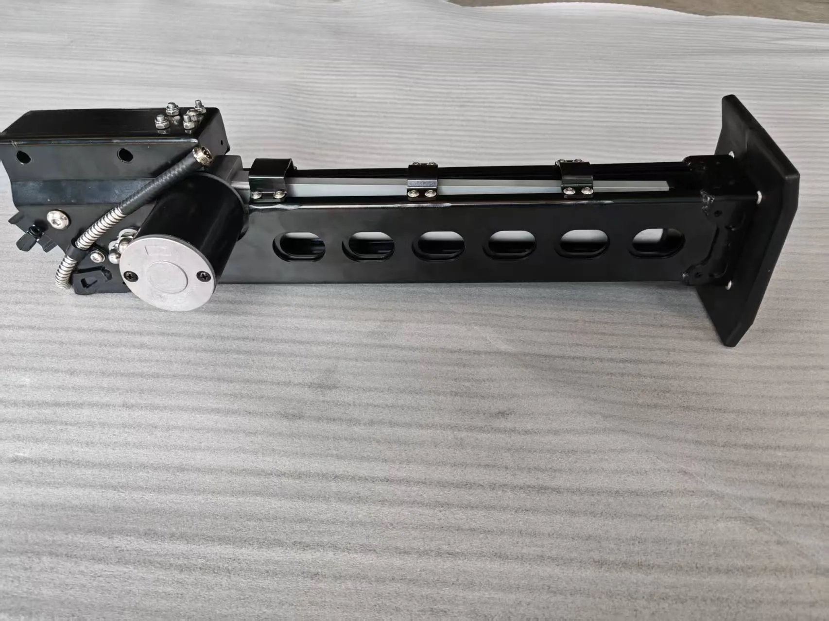AOZI 12V Four-Leg Sensor-Based Automatic Leveling & Stabilization System — Retracted drive-side view