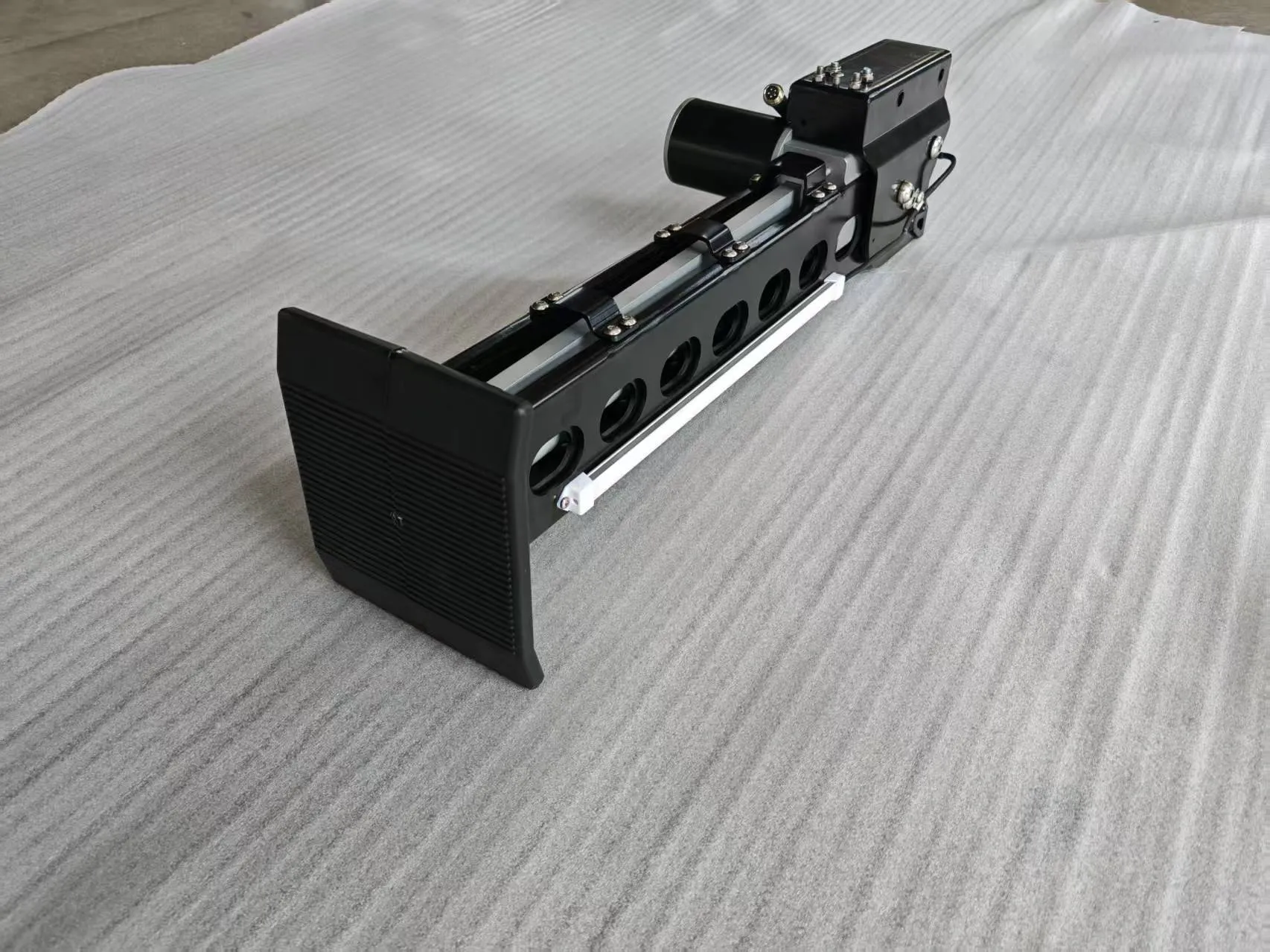AOZI 12V Four-Leg Sensor-Based Automatic Leveling & Stabilization System — Retracted foot-plate detail