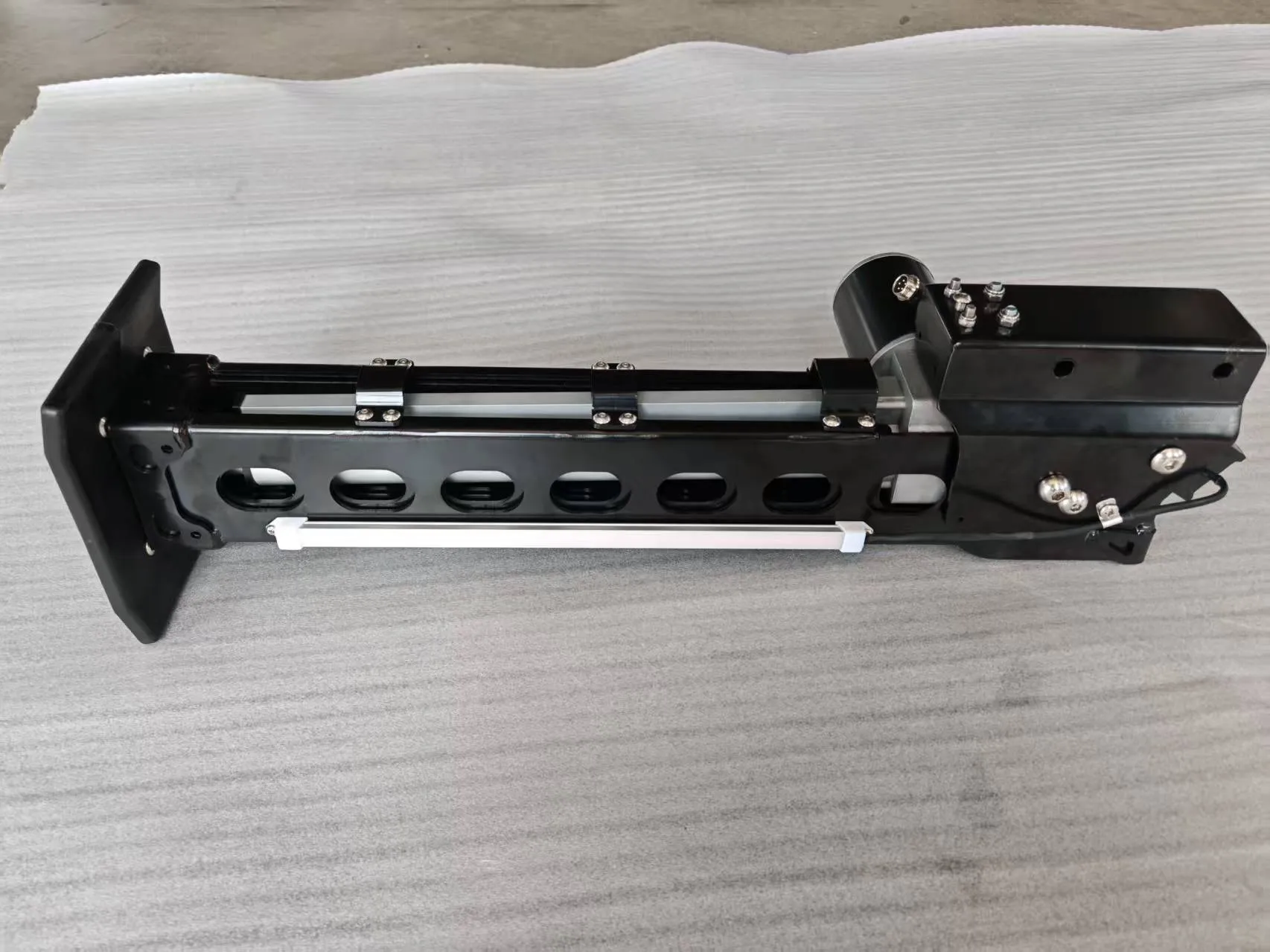 AOZI 12V Four-Leg Sensor-Based Automatic Leveling & Stabilization System — Retracted mounting-side view