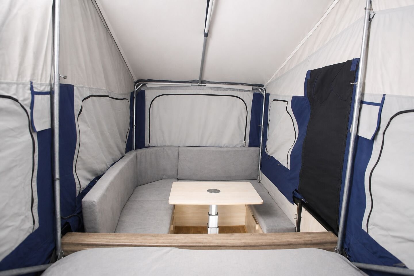 Vehicle, tent body, storage, chassis and towing details 3
