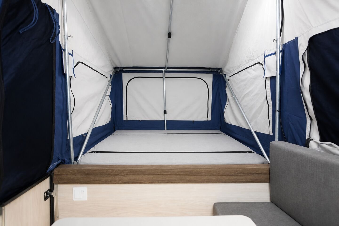 Vehicle, tent body, storage, chassis and towing details 16