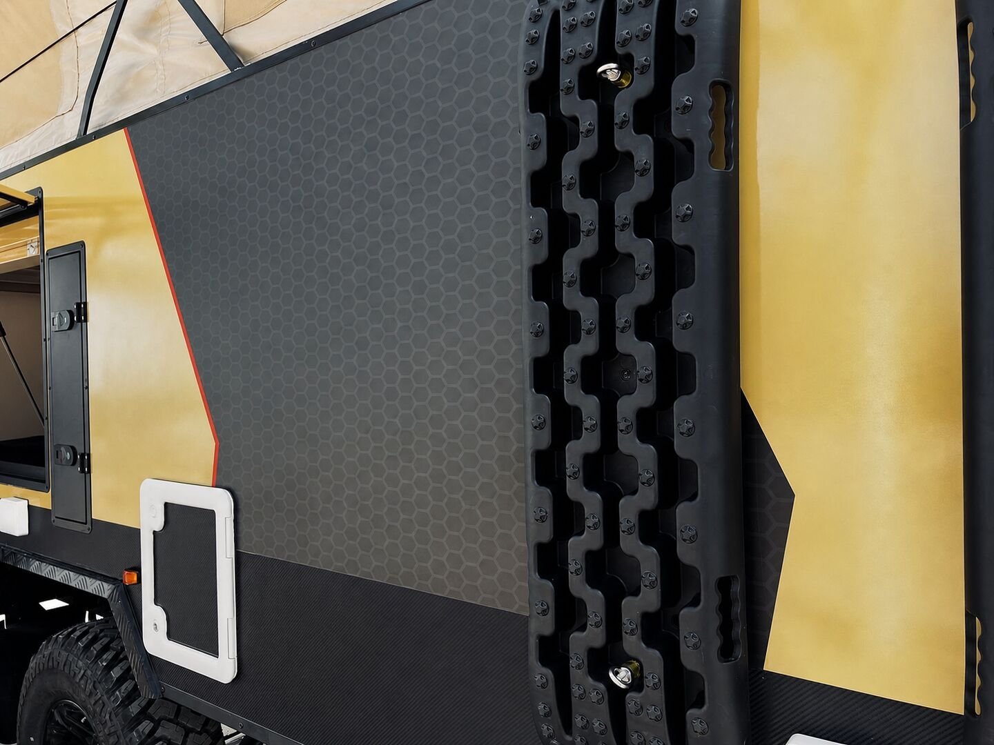 Vehicle, front box, kitchen, water, chassis and interior details 25